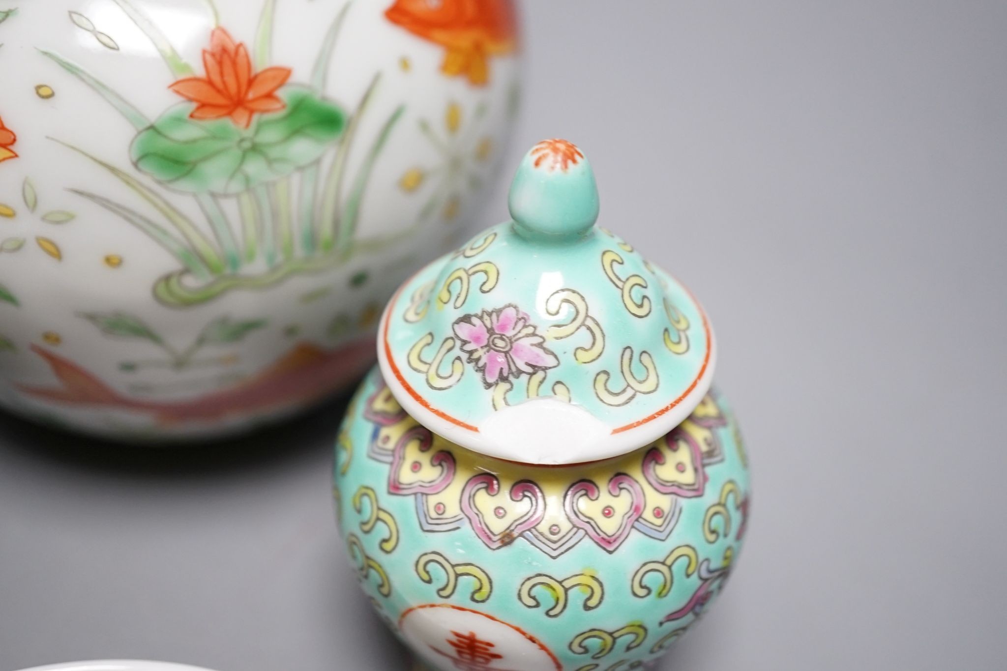 A group of Chinese porcelain, including a double-gourd vase, 22cm